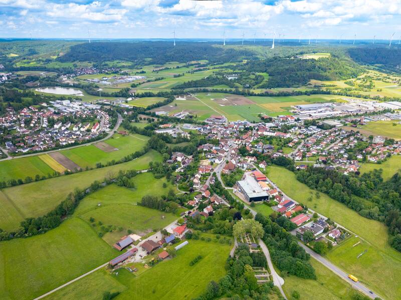 Luftbild Unterrot Richtung Gaildorf, zu sehen sind die Siedlungs- und Gewerbekerne