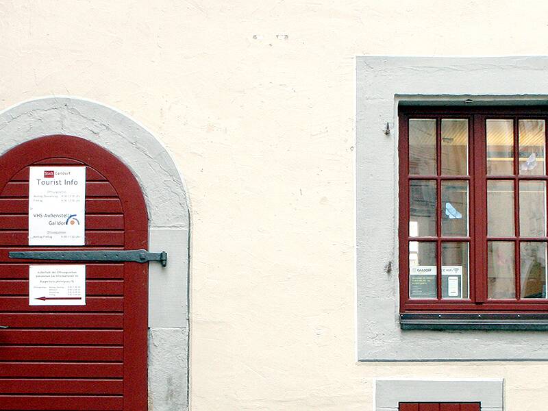 Ansicht Tourismusinfo im Alten Schloss, Detail mit Tür und Fenster