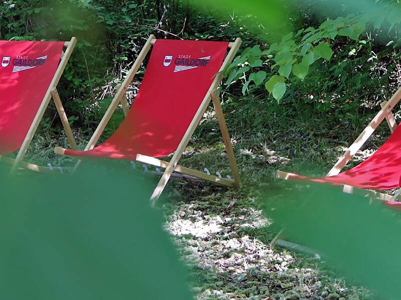 Gaildorf chillt Banner. Rote Liegestühle auf der Wiese