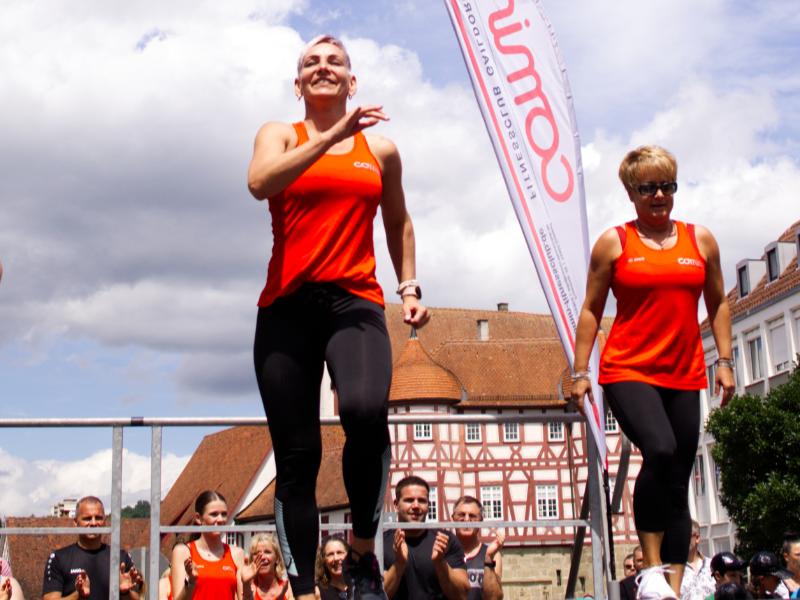 Symbolbild Gaildorfer Samstag Mitglieder des comin-Fitnessclub präsentieren ihr Programm auf der Bühne im roten T-Shirt