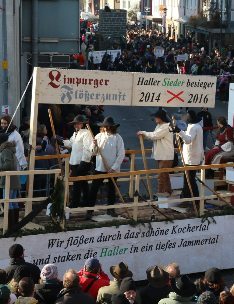 Symbolbild Festumzug Pferdemarkt Gaildorf im Vordergrund Mottowagen der Flößerzunft Gaildorf