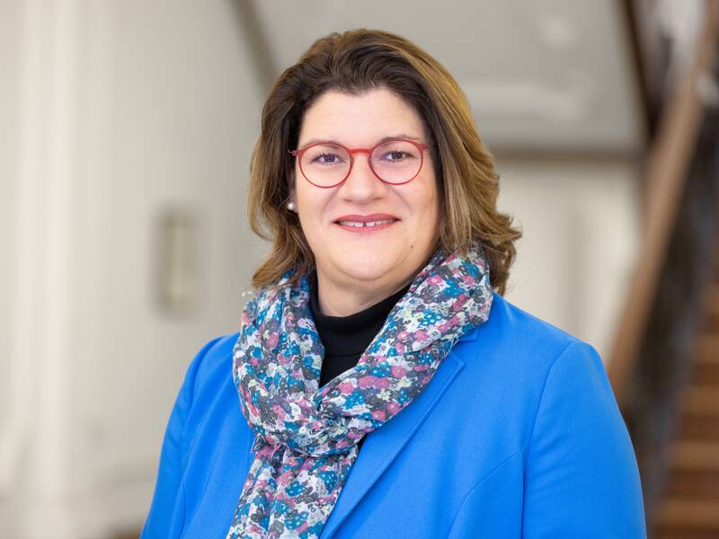 Erste Beigeordnete Tanja Ritter, in blauem Blazer mit Brille, vor verschwommenem Hintergrund im Rathaus Gaildorf