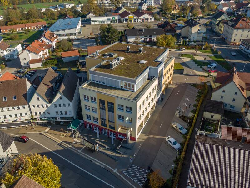 Parkplatz Ärztehaus mit Gebäude, fotografiert aus der Luft, gelb gestrichen