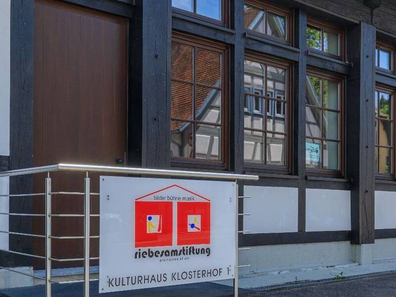 Klosterhof 1, Murrhardt, Außenansicht der Musikschule mit Fachwerk und Treppenaufgang