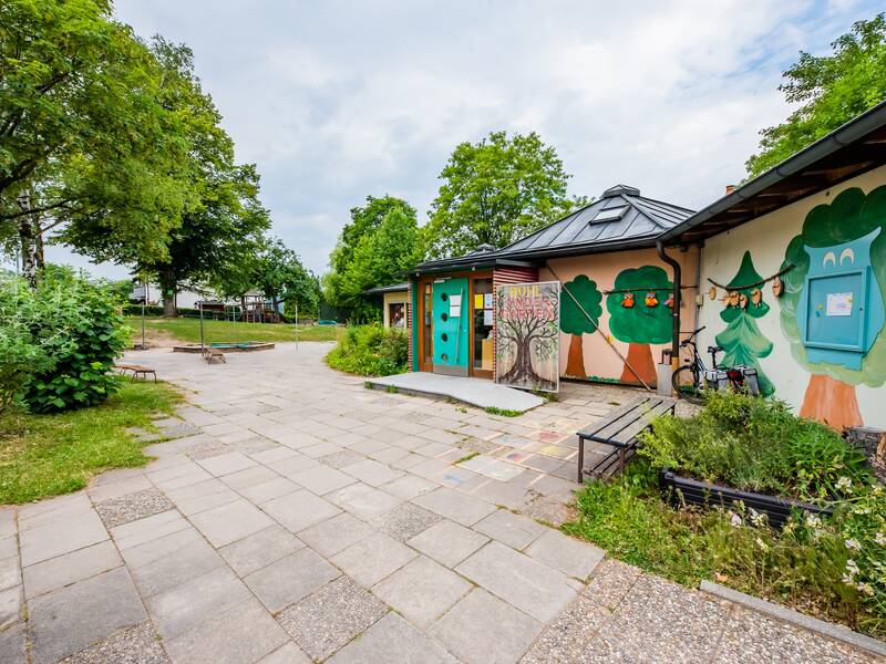 Kindergarten Auf dem Bühl, Ansicht von außen, rechts Gebäude, links Wiese