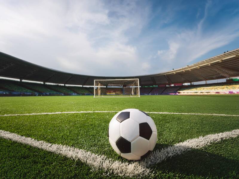 KI fußball in der mitte des rasens auf dem Anstoßkreis, rechts und links Tore