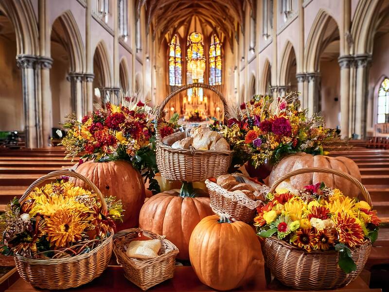 Ki Erntedank Körbe, Blumen in der Kirche