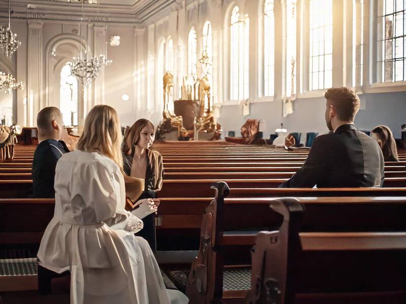 KI Gottesdienst in moderner Kirche mit jungen Menschen, Eltern, Familie