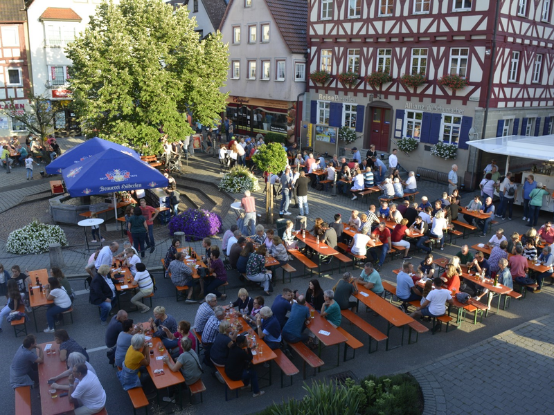 Gaildorf Late Night, ansicht von oben auf den Marktplatz, menschen sitzen auf Schrannen