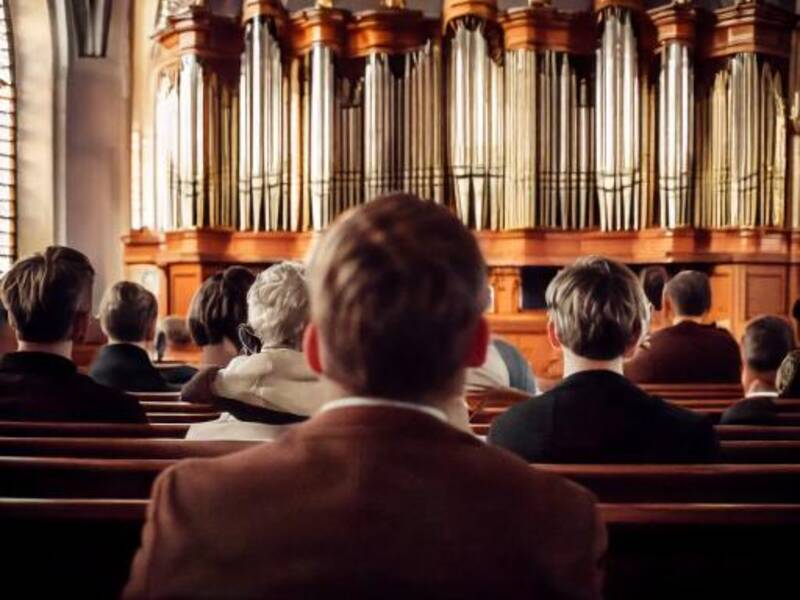 Symbolbild Konzert Kirche orgel konzert mit publikum in kirche