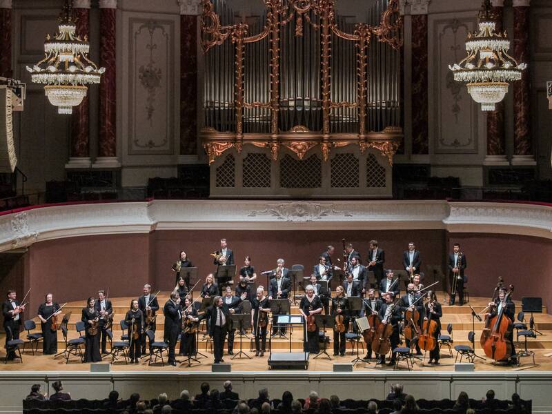 Philharmonia Frankfurt, Foto aus der Konzerthalle mit dem Ensemble mit ihren Instrumenten