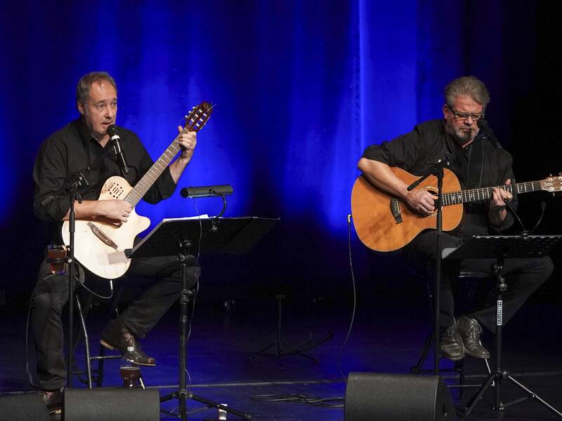 Leonard Cohen Project, 2 Musiker mit Gitarren vor blauem Hintergrund