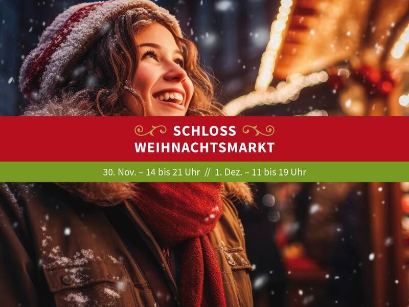 Symbolbild Weihnachtsmarkt. Junge Frau schaut schrägt auf einen beleuchteten Verkaufsstand. In der Mitte ein rot/grünes Band mit der Aufschrift Schloss-Weihnachtsmarkt